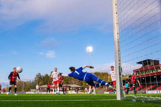 Brommapojkarnas Simon Helg gör 4-0 bakom Hudiksvalls