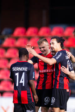 Brommapojkarnas Simon Helg (skymd i mitten) jublar med