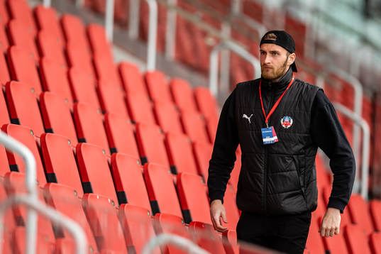 Helsingborgs målvakt Alexander Nilsson på läktaren