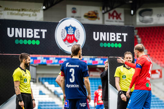 Östers Månz Berg  och Helsingborgs Andreas Granqvist vid