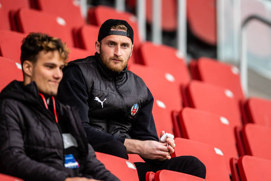 Helsingborgs målvakt Alexander Nilsson på läktaren