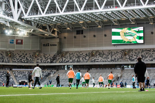 Hammarbys spelare värmer upp innan fotbollsmatchen i