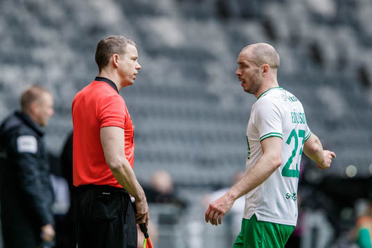 Assisterande domare Daniel Wärnmark och Hammarbys Jon
