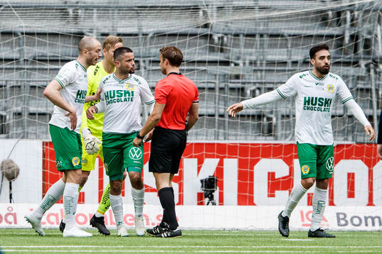 Hammarbys Astrit Selmani reagerar på domare Kristoffer