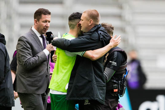 Hammarbys Astrit Selmani och tränare Stefan Billborn kramas