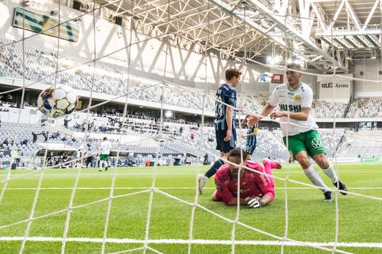 Hammarbys Astrit Selmani kvitterar för Hammarbys till 2-2