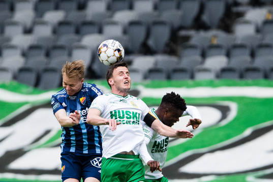 Djurgårdens Jacob Une Larsson i en nickduell med Hammarbys