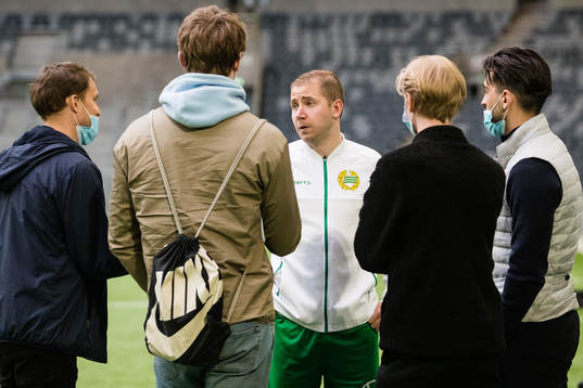 Hammarbys Darijan Bojanic talar med media