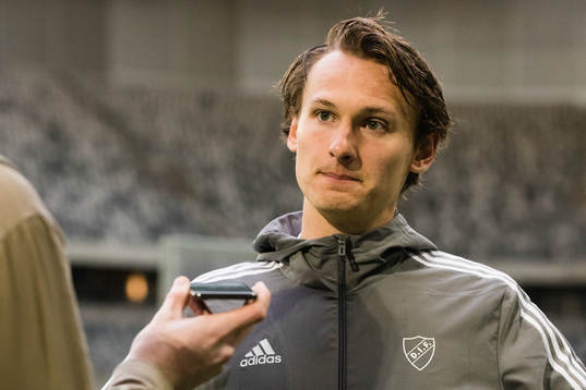 Djurgårdens Hjalmar Ekdal talar med media