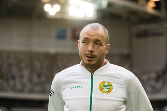 Hammarbys Jon Gudni Fjoluson talar med media