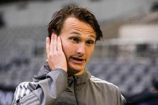 Djurgårdens Hjalmar Ekdal talar med media