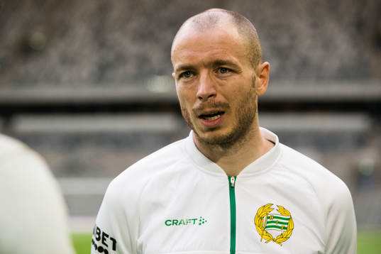 Hammarbys Jon Gudni Fjoluson talar med media