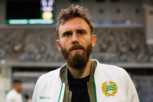 Hammarbys Simon Sandberg talar med media