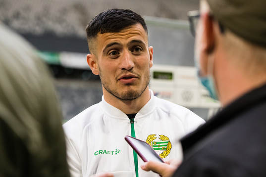 Hammarbys Astrit Selmani talar med media