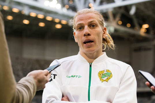 Hammarbys Gustav Ludwigson talar med media