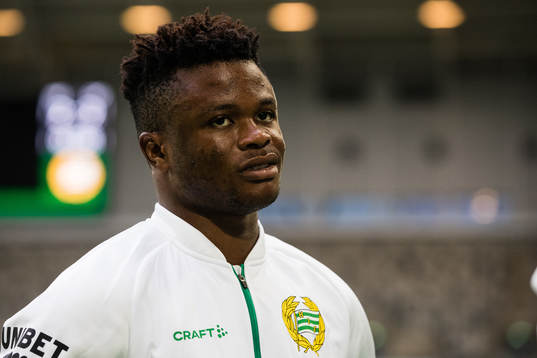 Hammarbys Akinkunmi Amoo talar med media