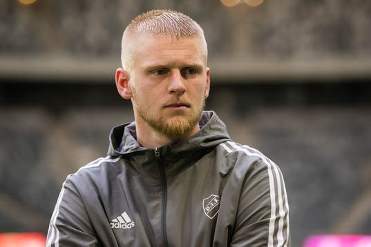Djurgårdens Kalle Holmberg talar med media