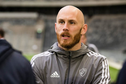 Djurgårdens Magnus Eriksson talar med media