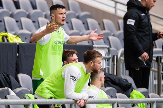 Hammarbys Astrit Selmani reagerar på bänken