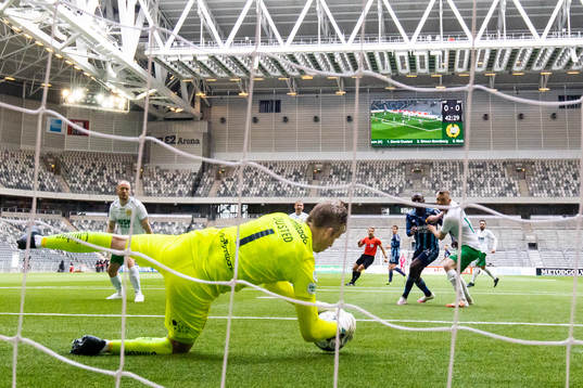 Hammarbys målvakt David Ousted med en räddning