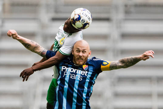 Hammarbys Akinkunmi Amoo i en nickduell med Djurgårdens