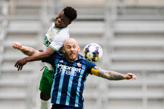 Hammarbys Akinkunmi Amoo i en nickduell med Djurgårdens