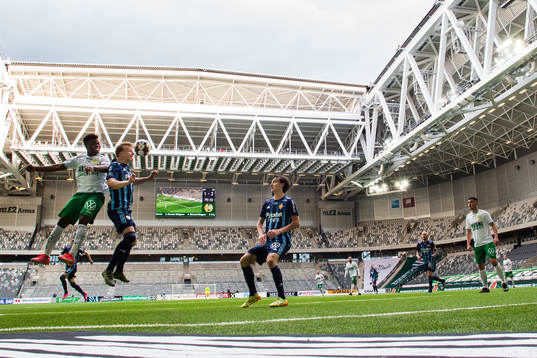 Hammarbys Akinkunmi Amoo i en nickduell med Djurgårdens