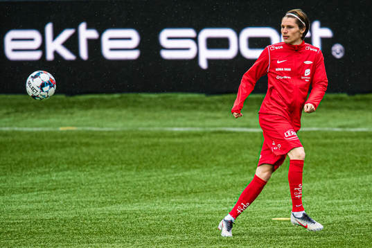 Kasper Holmboe Skaanes of Brann warms up