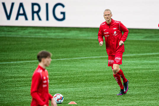 Kristoffer Ramos Barmen of Brann warms up