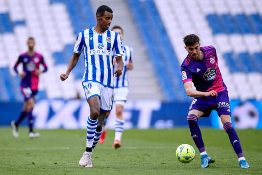 Alexander Isak of Real Sociedad competes for the ball with