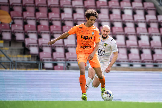 AFC Eskilstunas Robin Tihi och Jönköpings Perparim Beqaj