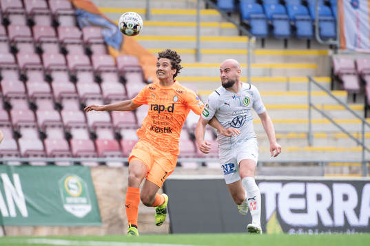 AFC Eskilstunas Robin Tihi och Jönköpings Perparim Beqaj