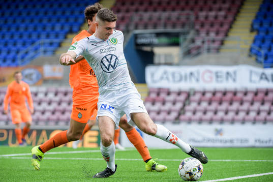 Jönköpings Marko Nikolic och AFC Eskilstunas Robin Tihi