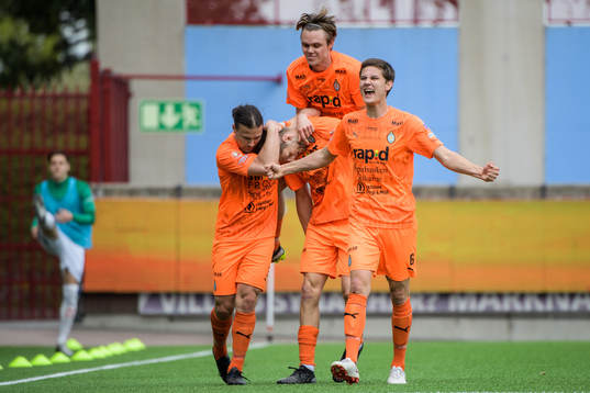 AFC Eskilstunas Ashley Mark Coffey jublar