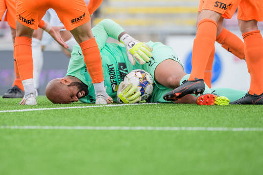 AFC Eskilstunas målvakt Joshua Wicks har ont