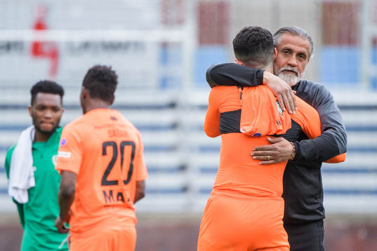 AFC Eskilstunas tränare Özcan Melkemichel jublar