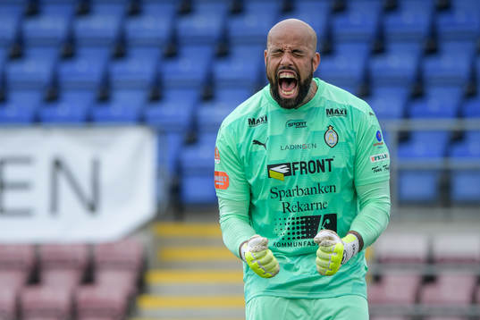AFC Eskilstunas målvakt Joshua Wicks jublar