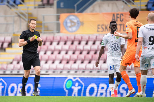 Domare Martin Strömbergsson med det gula kortet