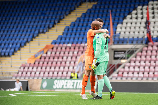 AFC Eskilstunas Rasmus Wikström och målvakt Joshua Wicks