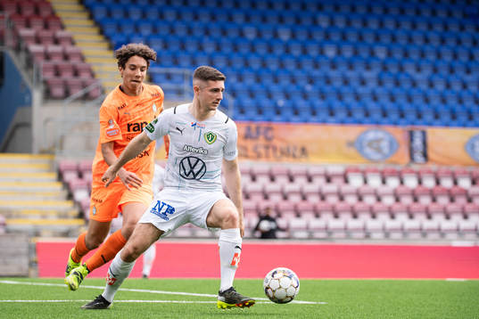 AFC Eskilstunas Robin Tihi och Jönköpings Marko Nikolic