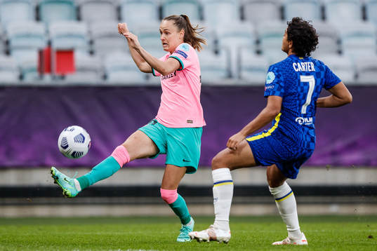 Caroline Graham Hansen of Barcelona and Jessica Carter of