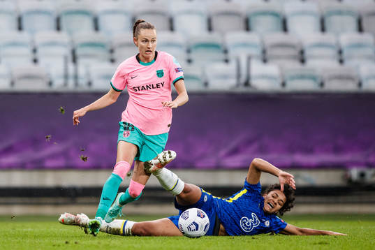 Caroline Graham Hansen of Barcelona against Jessica Carter