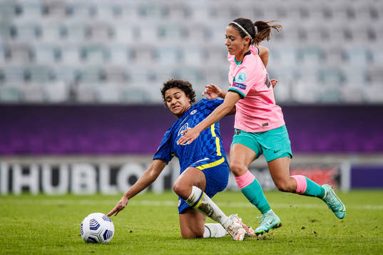 Jessica Carter of Chelsea and Aitana Bonmati of Barcelona