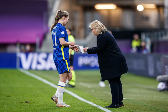 coach Emma Hayes with instructions to Niamh Charles of