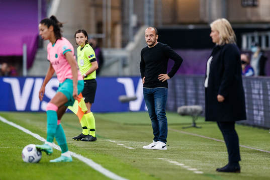 coach Lluis Cortes of Barcelona and coach Emma Hayes of