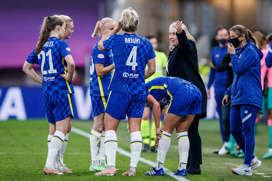 coach Emma Hayes of Chelsea speaks to her team