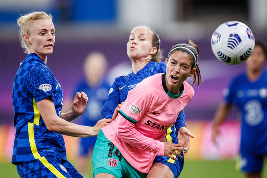 Sophie Ingle and Guro Reiten of Chelsea against Aitana