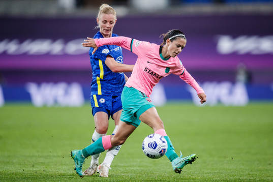 Aitana Bonmati of Barcelona and Sophie Ingle of Chelsea