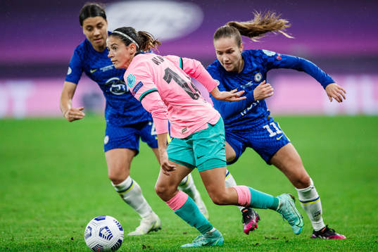 Aitana Bonmati of Barcelona and Guro Reiten of Chelsea