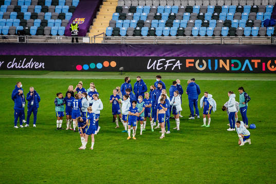 Players of Chelsea look dejected